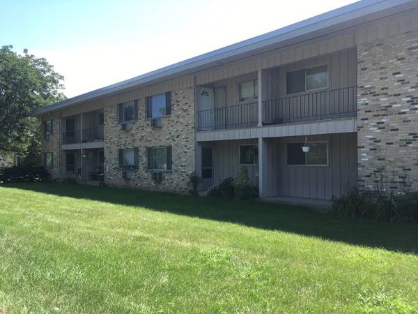 $825 - 1br - 725ft2 - Updated 1 Bedroom in Greenfield w-Heat and Underground Parking-1of3