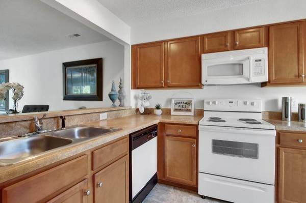 Chilly nights are about to get cozier! Fireplace included! (Richmond)3of4