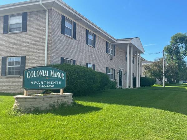 $875 - 2br - Colonial Manor Apts, heat included beautiful 1 & 2 bedroom units-1of4