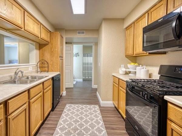$1,175 - 3br - 1075ft2 - Club house with WiFi, Fitness center-1of3